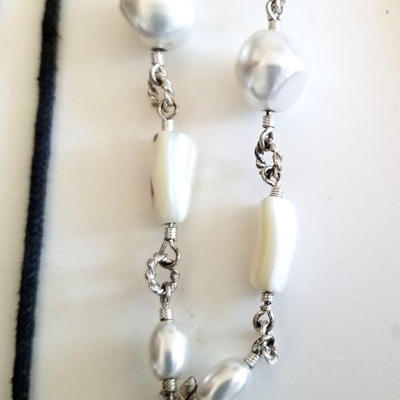 Mother of Pearl Flower Rhinestone Vintage Necklace - Picture 5 of 6